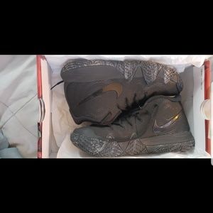 Like New, Nike Kyrie 4 Blackout